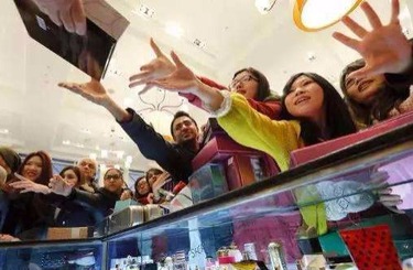 约操精品美女中国人依然爱赴日旅游 消费已由爆买转向网购